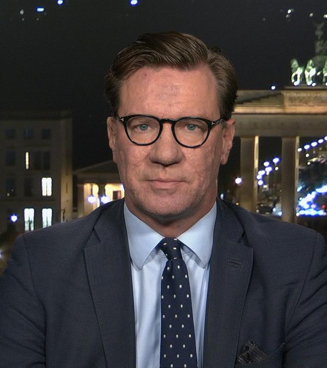 Nico Lange vor dem Brandenburger Tor bei Nacht