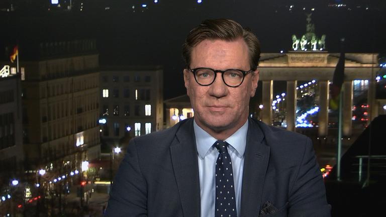 Nico Lange vor dem Brandenburger Tor bei Nacht