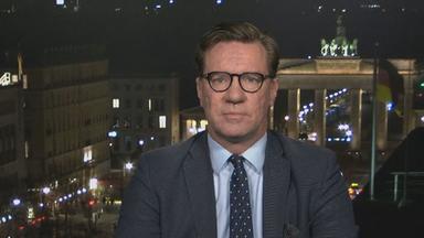 Nico Lange vor dem Brandenbruger Tor - Stabi 2