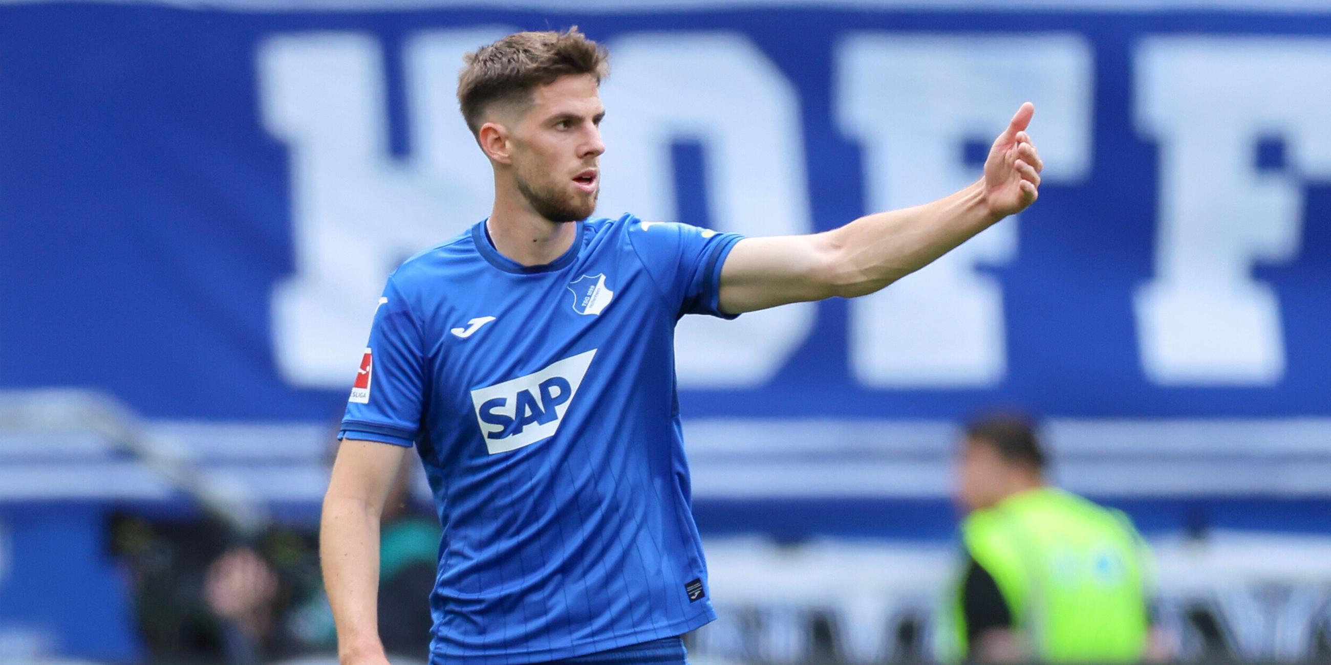 Anton Stach vom TSG 1899 Hoffenheim am 17. Mai 2025 bei einem Spiel gegen den FC Bayern München in Sinsheim, Deutschland.