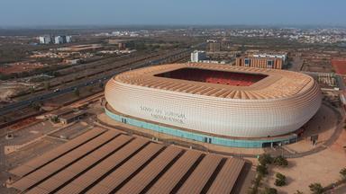 Luftaufnahme des Stade du Senegal in Diamniadio mit Blick auf das ovale Stadion und die umliegende Stadt