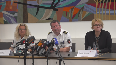 Polizei-Pressekonferenz in Stade mit den zuständigen Polizei-Presse-Sprecher:innen, sowie der Landesministerin Niedersachsens.