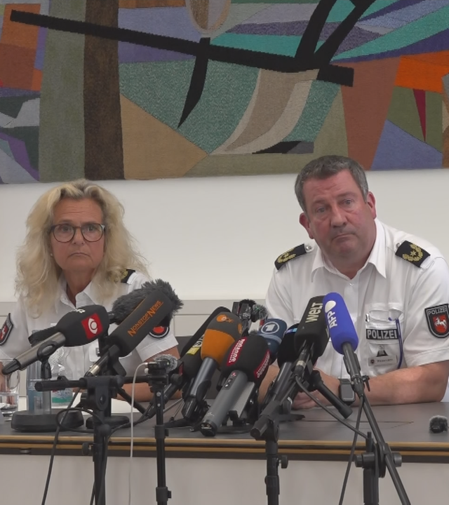 Polizei-Pressekonferenz in Stade mit den zuständigen Polizei-Presse-Sprecher:innen, sowie der Landesministerin Niedersachsens.