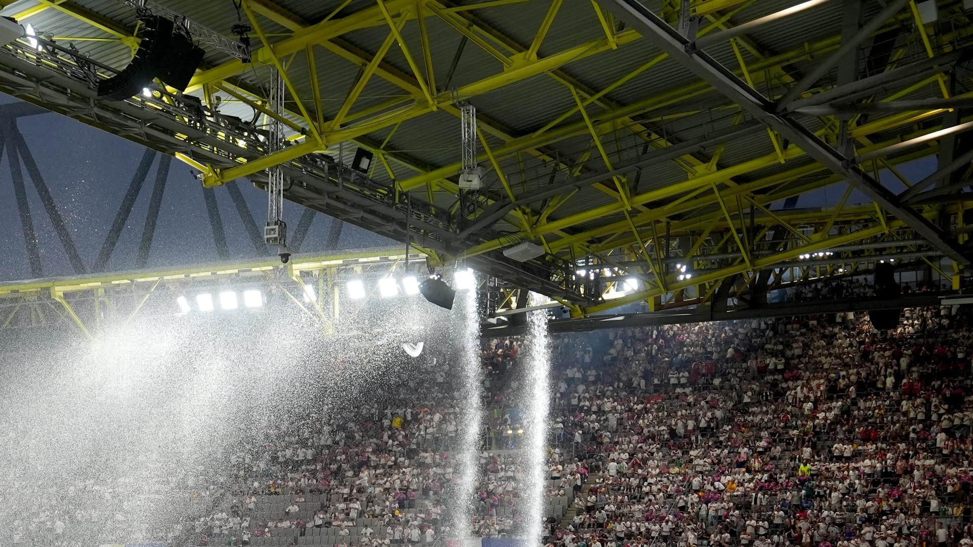 Regenwasser fließt vom Stadiondach am 29.06.2024.