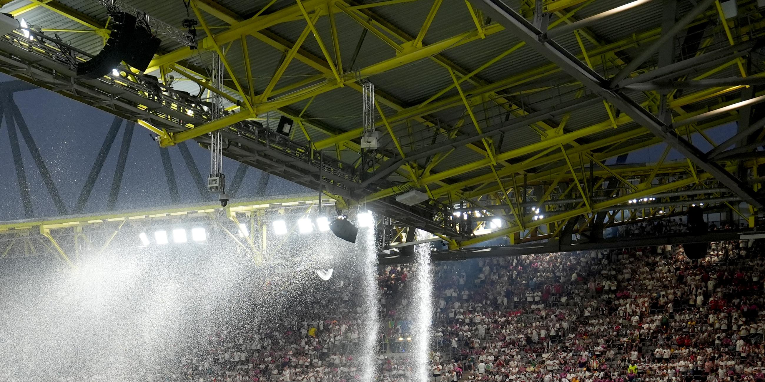 Regenwasser fließt vom Stadiondach am 29.06.2024.