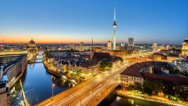 Berliner Stadtansicht in Dämmerung