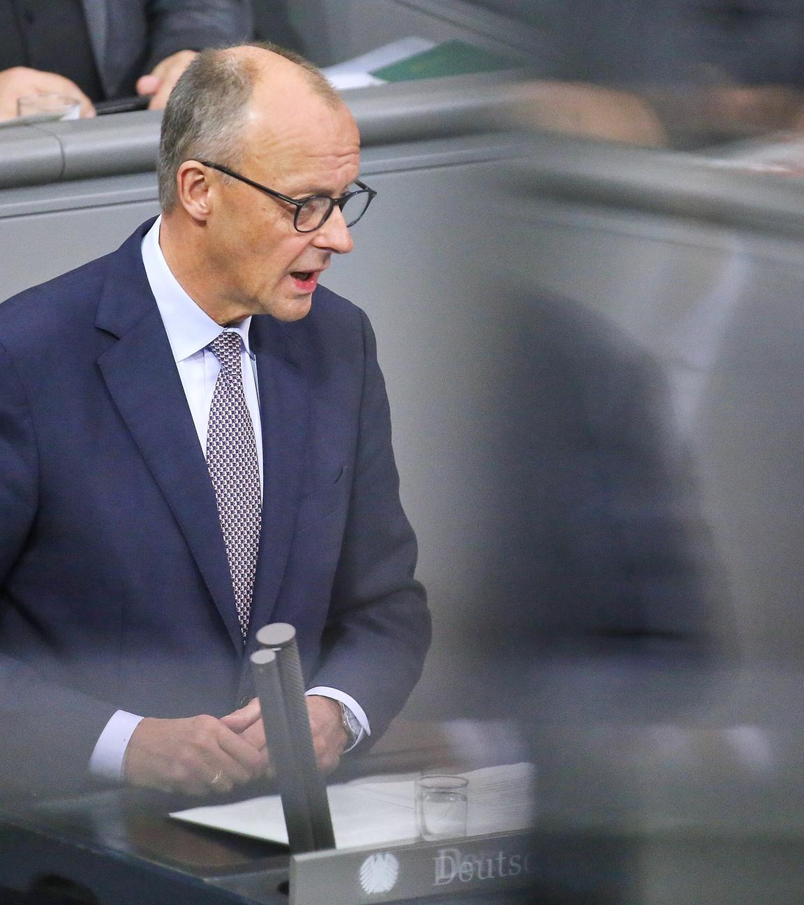 16.10.2025: Deutscher Bundestag: 34. Bundestagssitzung: Bundeskanzler Friedrich Merz (CDU) haelt eine Rede