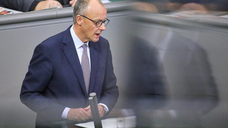 16.10.2025: Deutscher Bundestag: 34. Bundestagssitzung: Bundeskanzler Friedrich Merz (CDU) haelt eine Rede