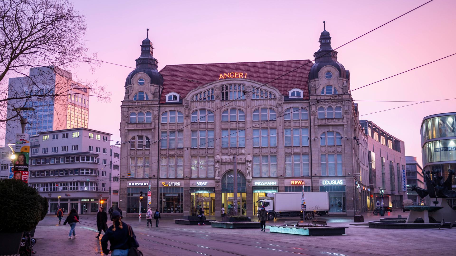 Der Anger 1 in Erfurt im Sonnenaufgang am 11. Februar 2025.