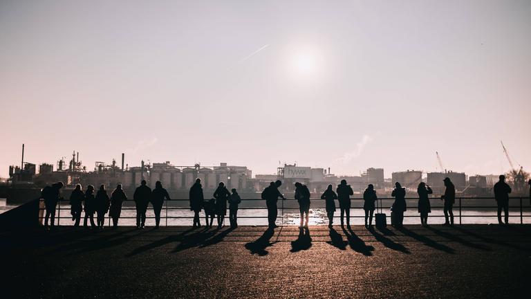 Silhouetten von Menschen an der Hamburger Alster.