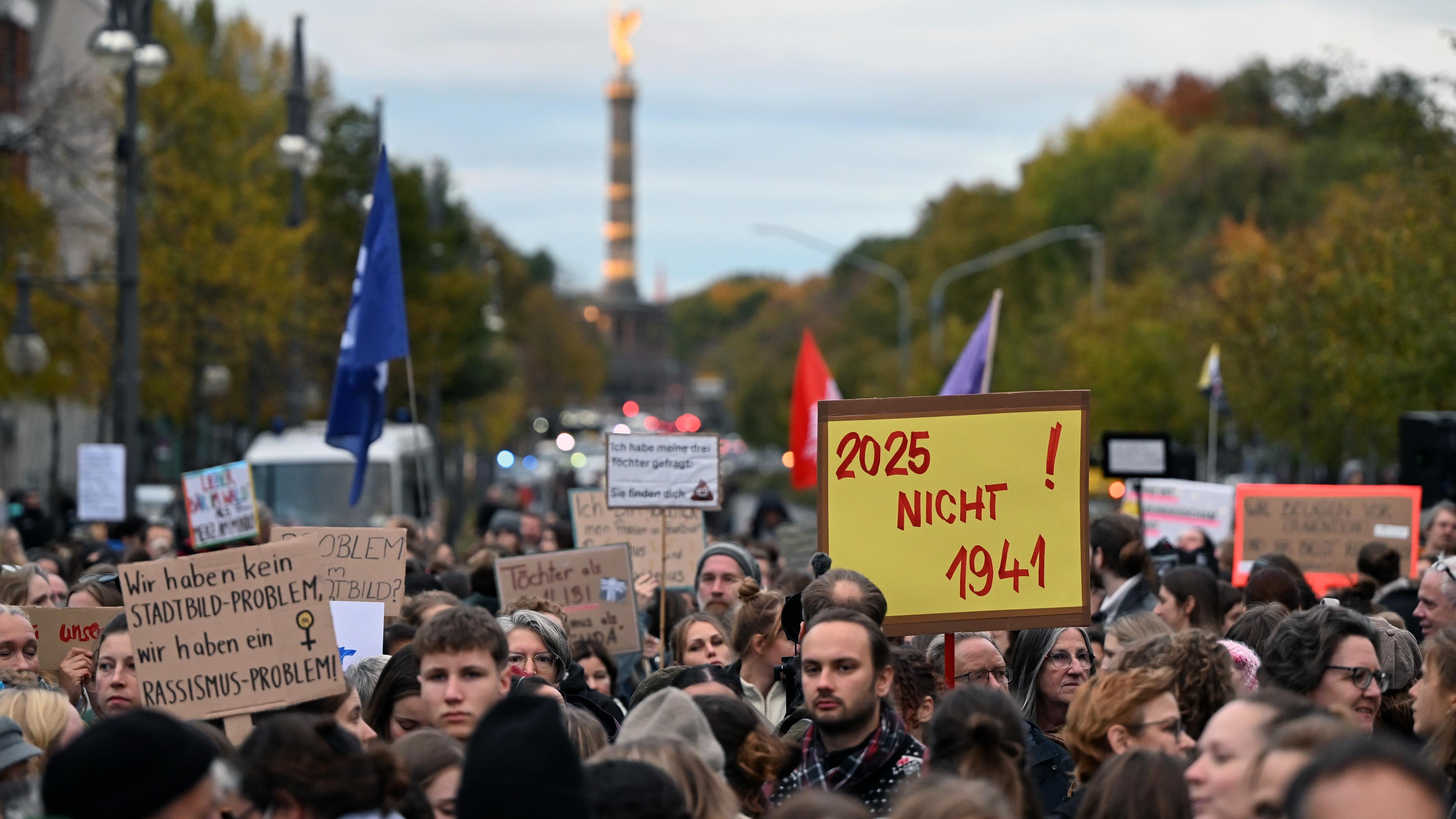 erlin: Eine Kundgebung Wir sind die Töchter der Initiative Zusammen Gegen Rechts findet vor der CDU-Bundesgeschäftsstelle statt. Die Kundgebung bezieht sich auf die Aussagen von Bundeskanzler Friedrich Merz zum «Stadtbild»