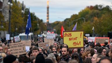 erlin: Eine Kundgebung Wir sind die Töchter der Initiative Zusammen Gegen Rechts findet vor der CDU-Bundesgeschäftsstelle statt. Die Kundgebung bezieht sich auf die Aussagen von Bundeskanzler Friedrich Merz zum «Stadtbild»