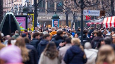 Dichtes Passantenaufkommen in der Fussgaengerzone am Ende der Karolinenstrasse in der Nürnberg Innenstadt.