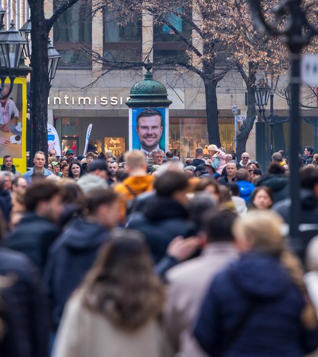 Dichtes Passantenaufkommen in der Fussgaengerzone am Ende der Karolinenstrasse in der Nürnberg Innenstadt.