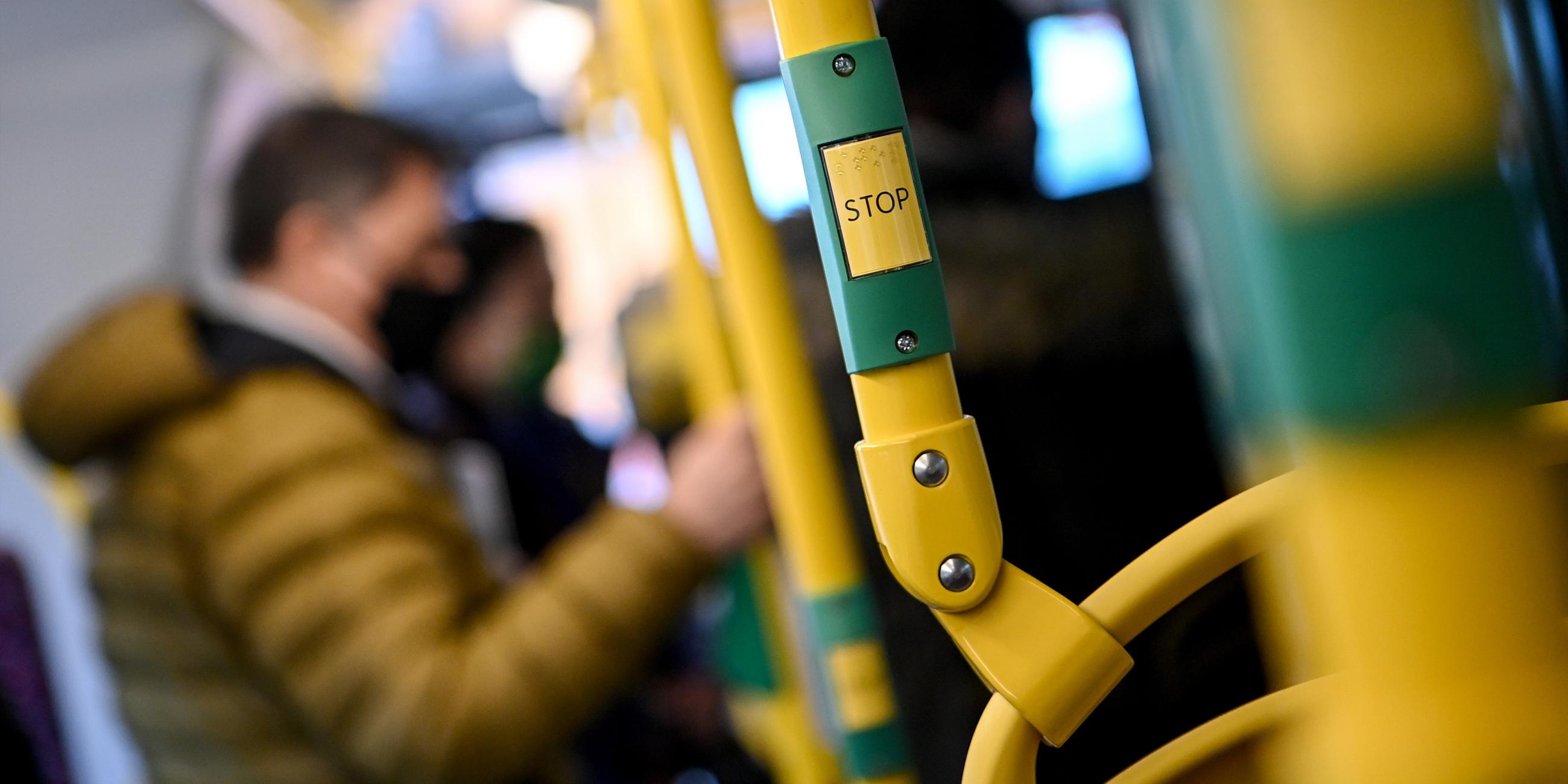 Fahrgäste in einem Bus