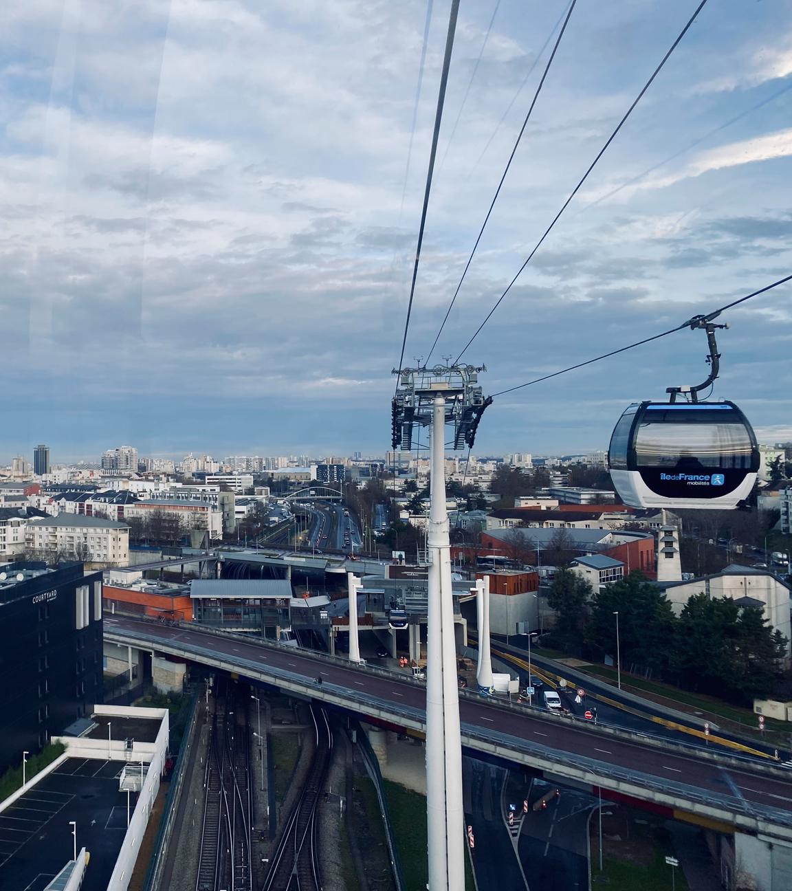 Blick über den Stadtrand und die neue Seilbahn bei Paris