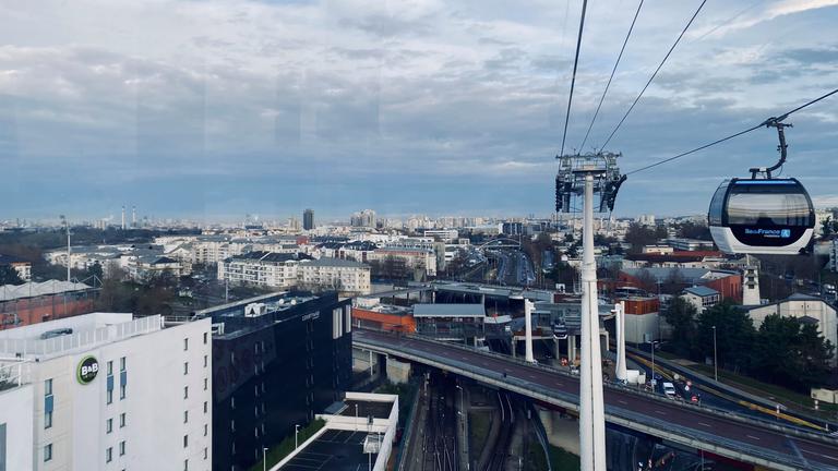 Blick über den Stadtrand und die neue Seilbahn bei Paris