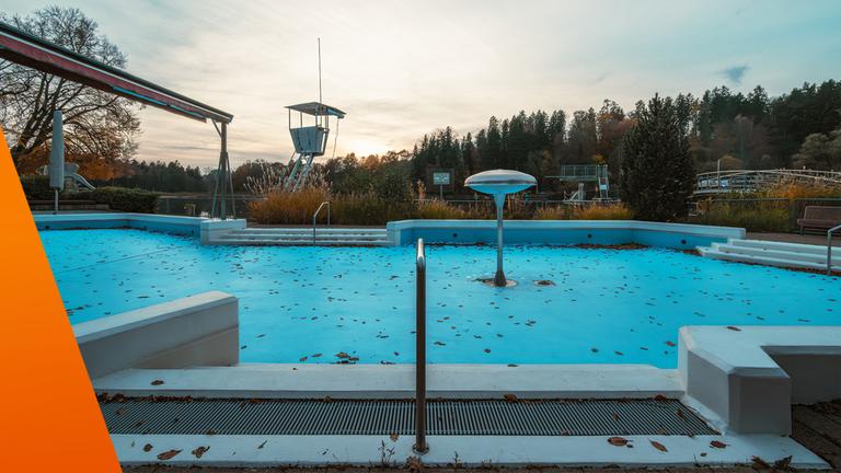 Ein leeres Schwimmbecken im Freibad 
