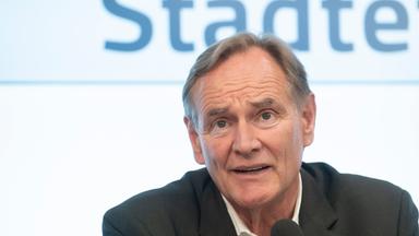 Burkhard Jung (SPD), Präsident des Deutschen Städtetages und Oberbürgermeister von Leipzig, nimmt an einer Pressekonferenz zum Abschluss des Deutschen Städtetages teil. 