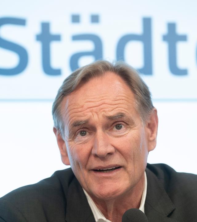 Burkhard Jung (SPD), Präsident des Deutschen Städtetages und Oberbürgermeister von Leipzig, nimmt an einer Pressekonferenz zum Abschluss des Deutschen Städtetages teil. 