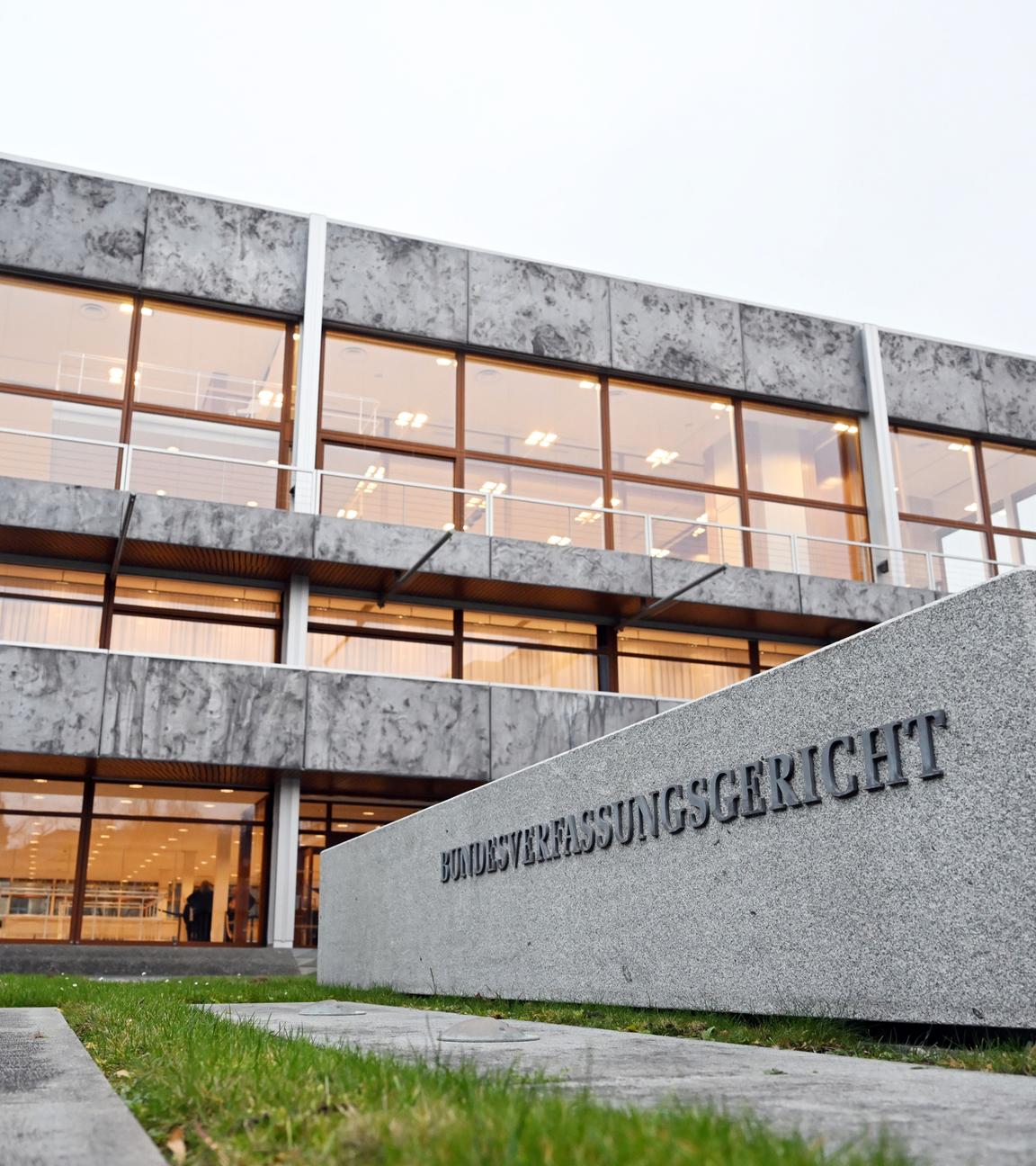 Ein Schriftzug «Bundesverfassungsgericht» steht vor dem Gebäude des Gerichts. 