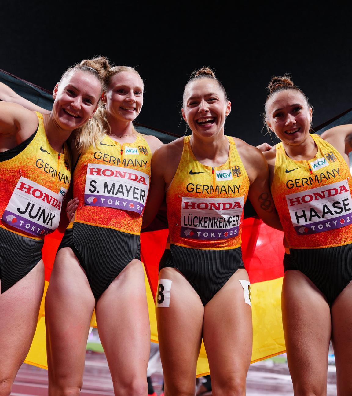 Sophia Junk, Sina Mayer, Gina Lückenkemper und Rebekka Haase feiern ihren dritten Platz