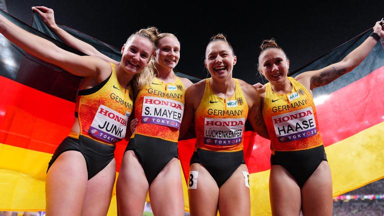 Sophia Junk, Sina Mayer, Gina Lückenkemper und Rebekka Haase feiern ihren dritten Platz