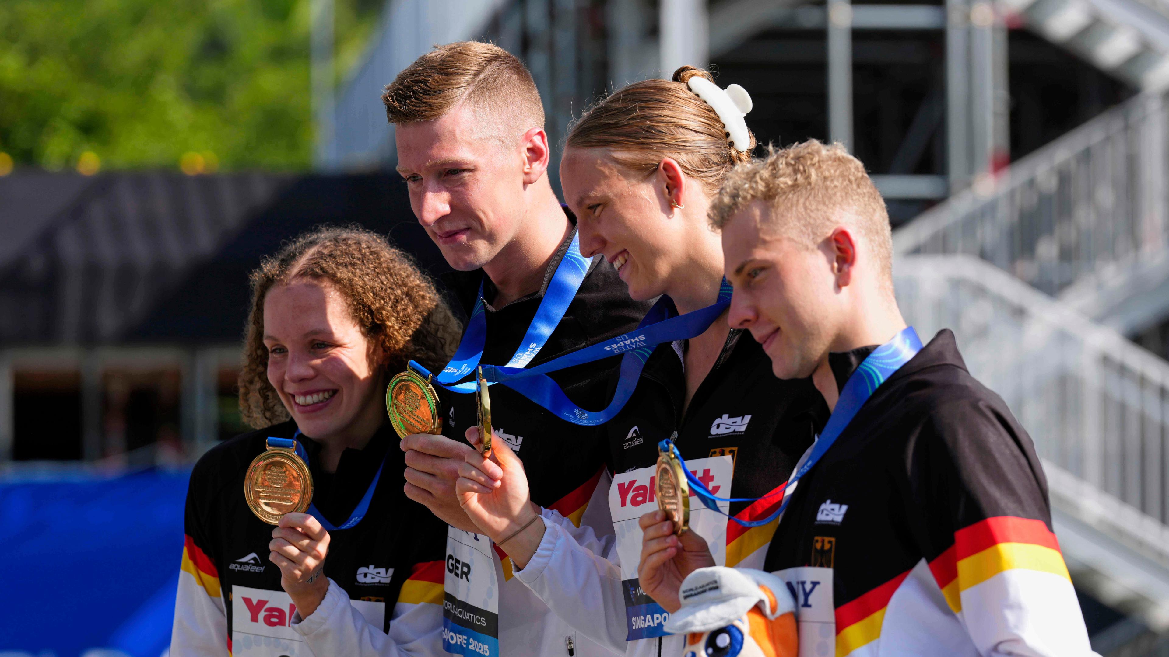 Die deutsche Freiwasserstaffel mit Celine Rieder, Florian Wellbrock, Isabel Gose und Oliver Klemet (von links) bei der Siegerehrung.