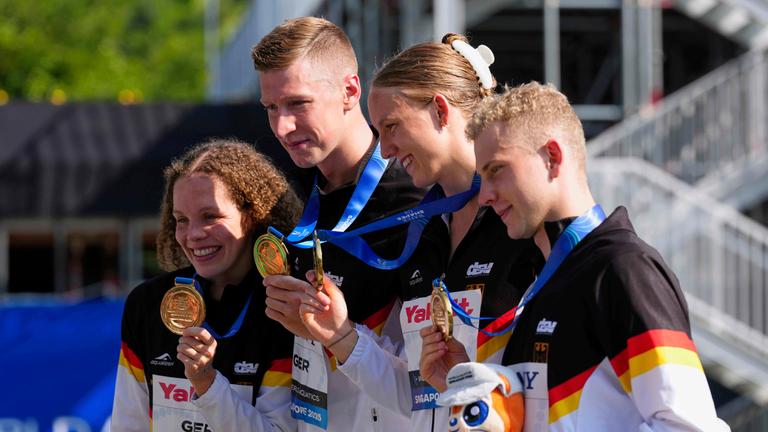 Die deutsche Freiwasserstaffel mit Celine Rieder, Florian Wellbrock, Isabel Gose und Oliver Klemet (von links) bei der Siegerehrung.