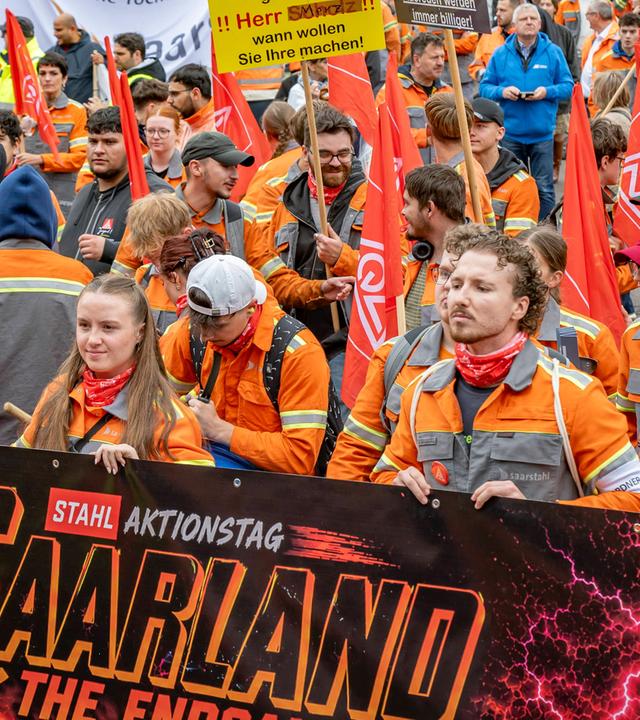 Bis zu 10.000 Stahlarbeiter demonstrieren beim Stahlaktionstag für niedrigere Energiepreise und die Zukunft der Stahlindustrie. Kundgebung am Hindenburgplatz.
