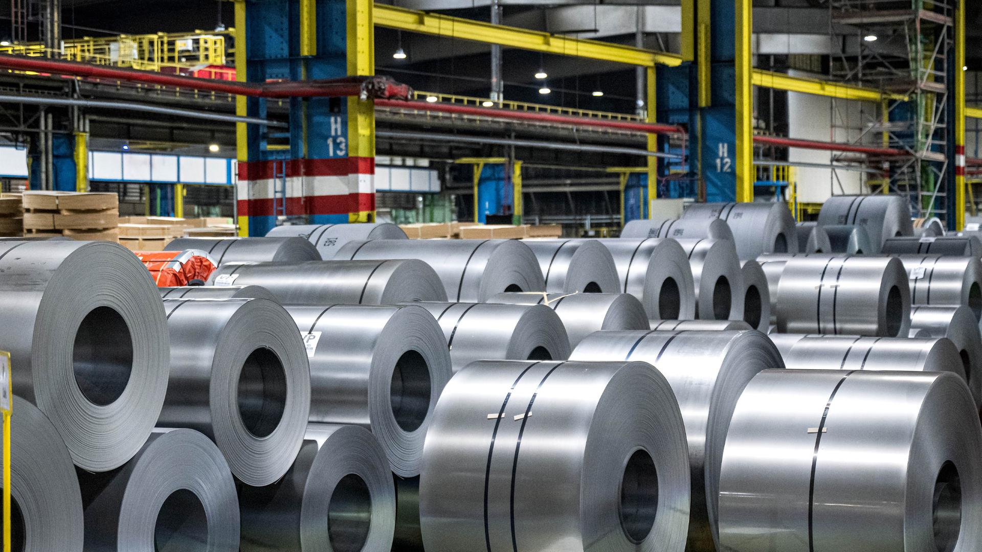 Stahl aus dem Stahlwerk der Firma Arcelor Mittal Bremen. (Archiv)