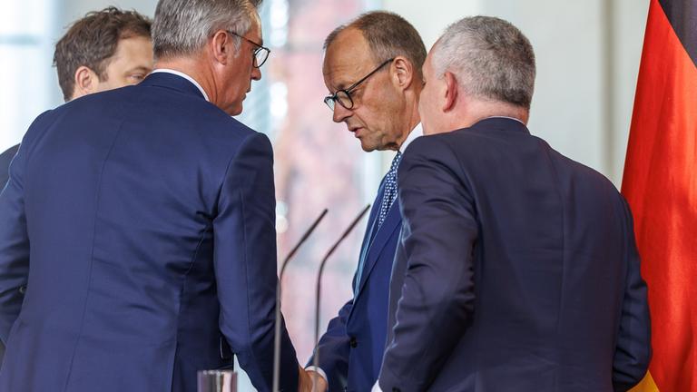 undeskanzler Friedrich Merz, BM Lars Klingbeil, des Praesidenten der Wirtschaftsvereinigung Stahl, Gunnar Groebler, und des 2. Vorsitzenden der IG Metall, Juergen Kerner in Berlin