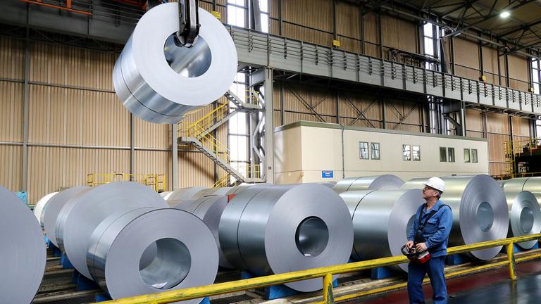 Archiv: Ein Arbeiter sortiert verzinkte Stahlblechrollen 