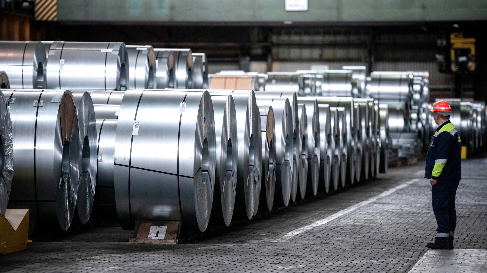 Arbeiter in der Produktion von Stahlspulen der Thyssenkrupp Steel Europe AG.