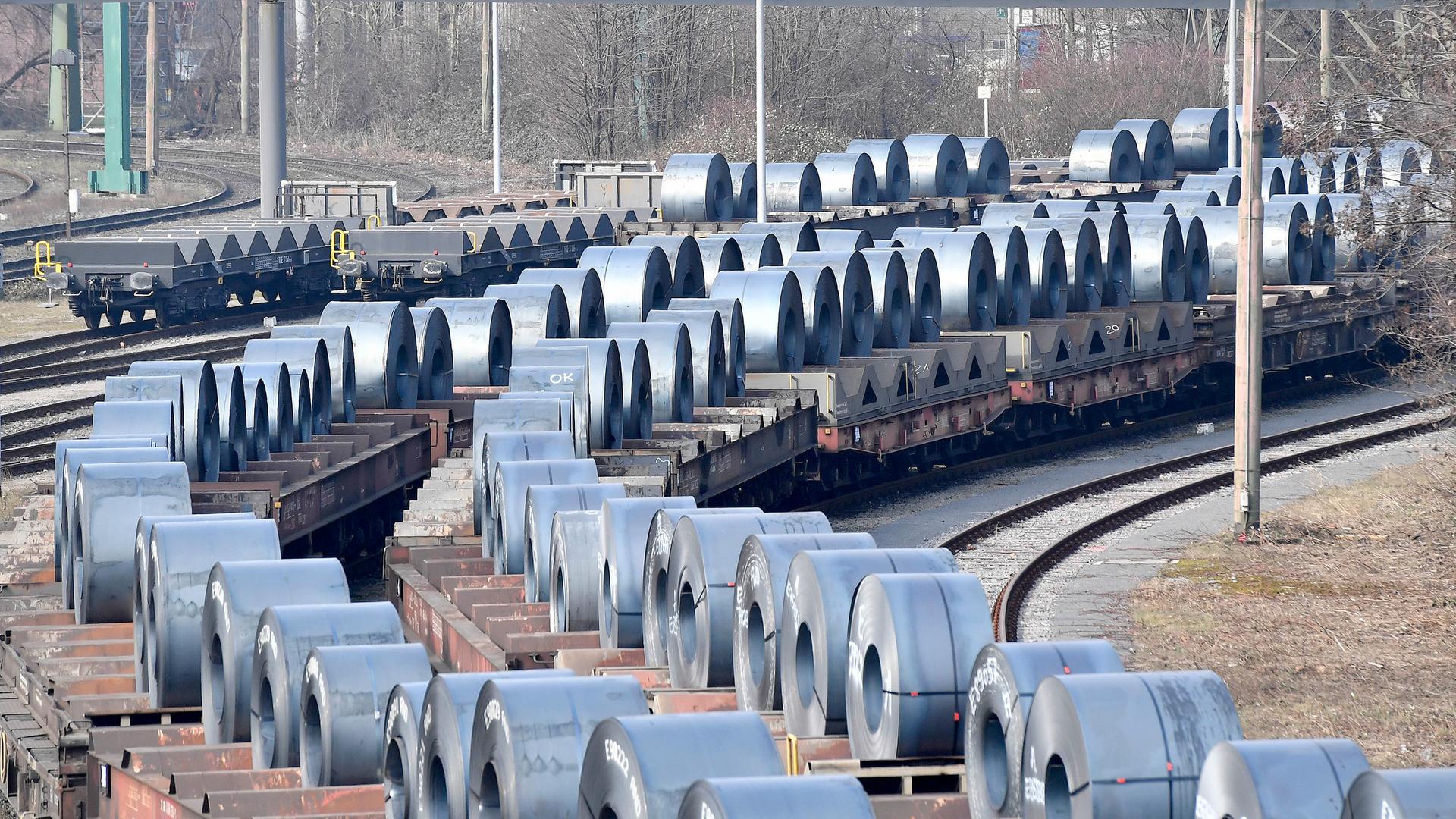 Rollen mit Stahlblech liegen auf Waggons in Duisburg