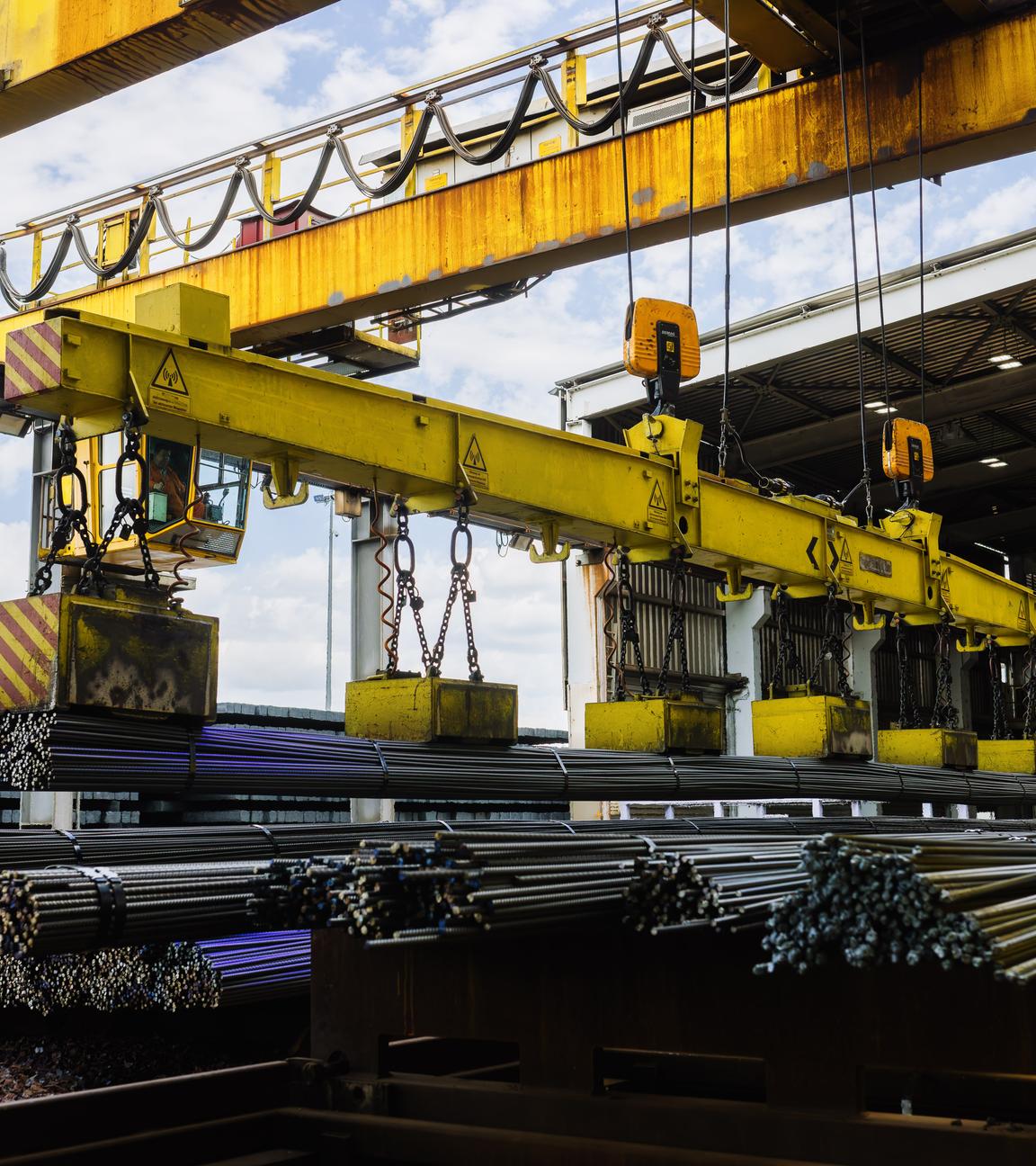 Ein Kran im Stahlwerk in Kehl tranportiert frisch gewalzten Armierungsstahl.