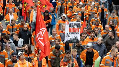 Stahlarbeiter demonstrieren am 12. Juni 2026 beim bundesweiten Stahlaktionstag der IG Metall in Völklingen.