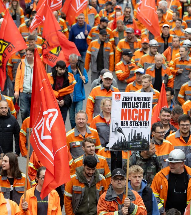 Stahlarbeiter demonstrieren am 12. Juni 2026 beim bundesweiten Stahlaktionstag der IG Metall in Völklingen.