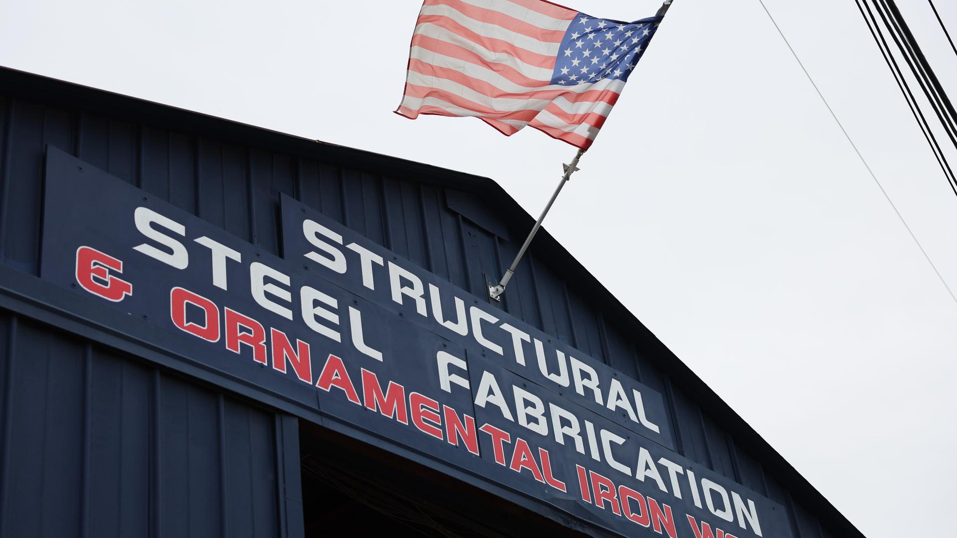 Eine amerikanische Flagge weht über einem Stahlbaubetrieb in Burbank, Kalifornien, USA, 11. März 2025. 