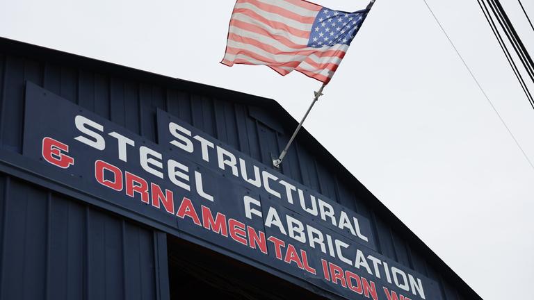 Eine amerikanische Flagge weht über einem Stahlbaubetrieb in Burbank, Kalifornien, USA, 11. März 2025. 