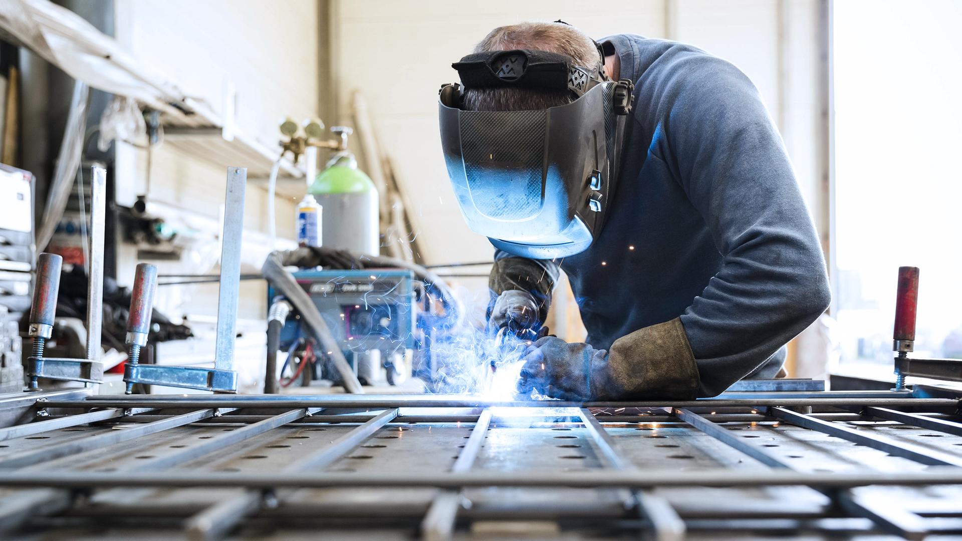 Archiv: Arbeiter bei Schweißarbeiten, aufgenommen am 29.07.2016