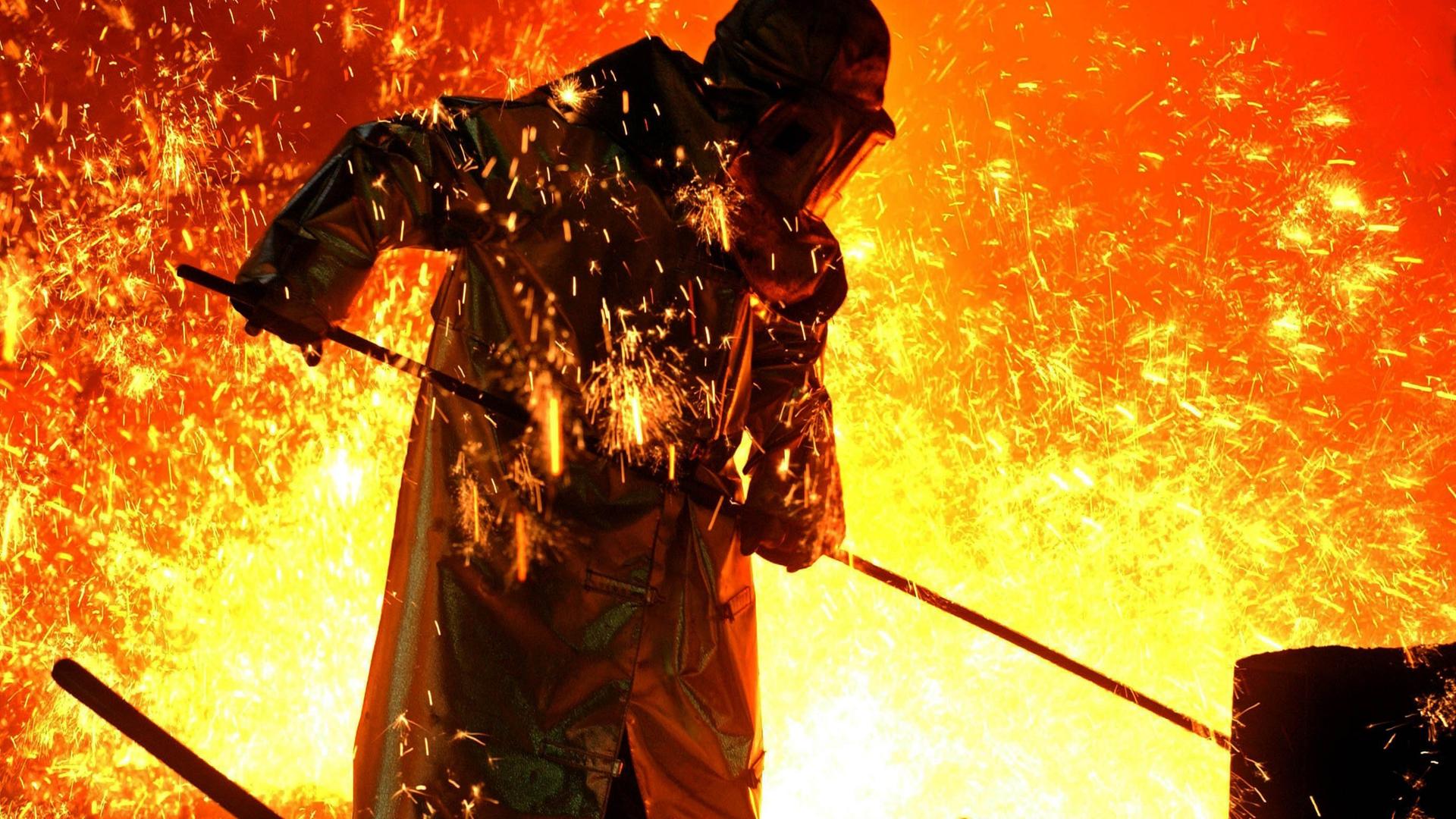 Archiv: Am Hochofen überwacht ein Mitarbeiter den Abstich des flüssigen Eisens, aufgenommen am 06.10.2004