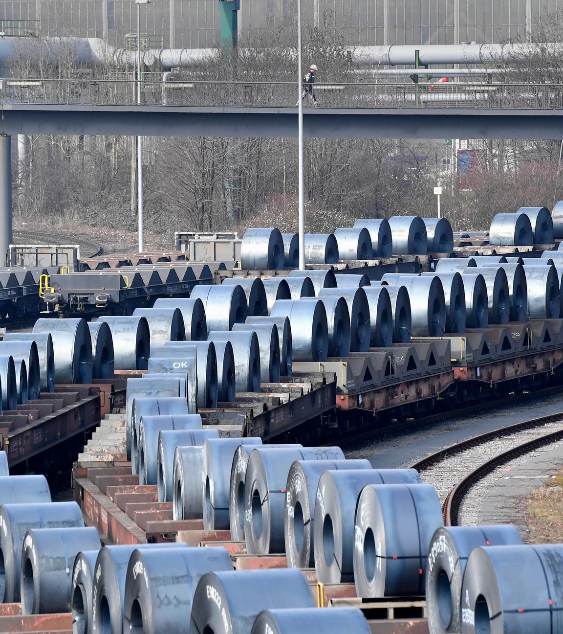 Stahlspulen auf Waggons in Duisburg