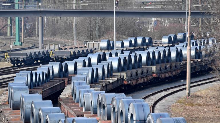 Stahlspulen auf Waggons in Duisburg