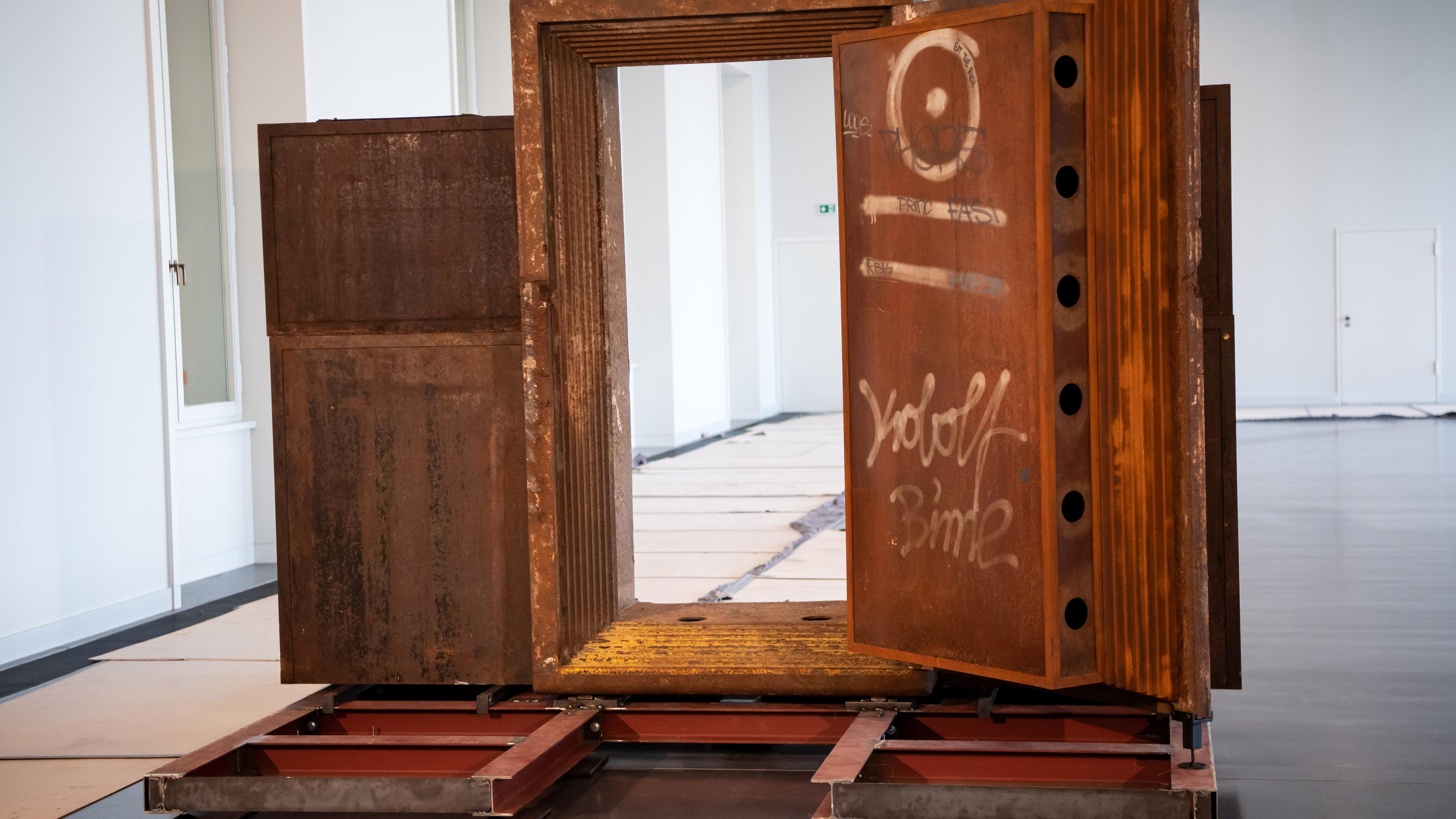 Archiv: Stahltür von Techno-Club "Tresor" zur Ausstellung im Humboldt-Forum