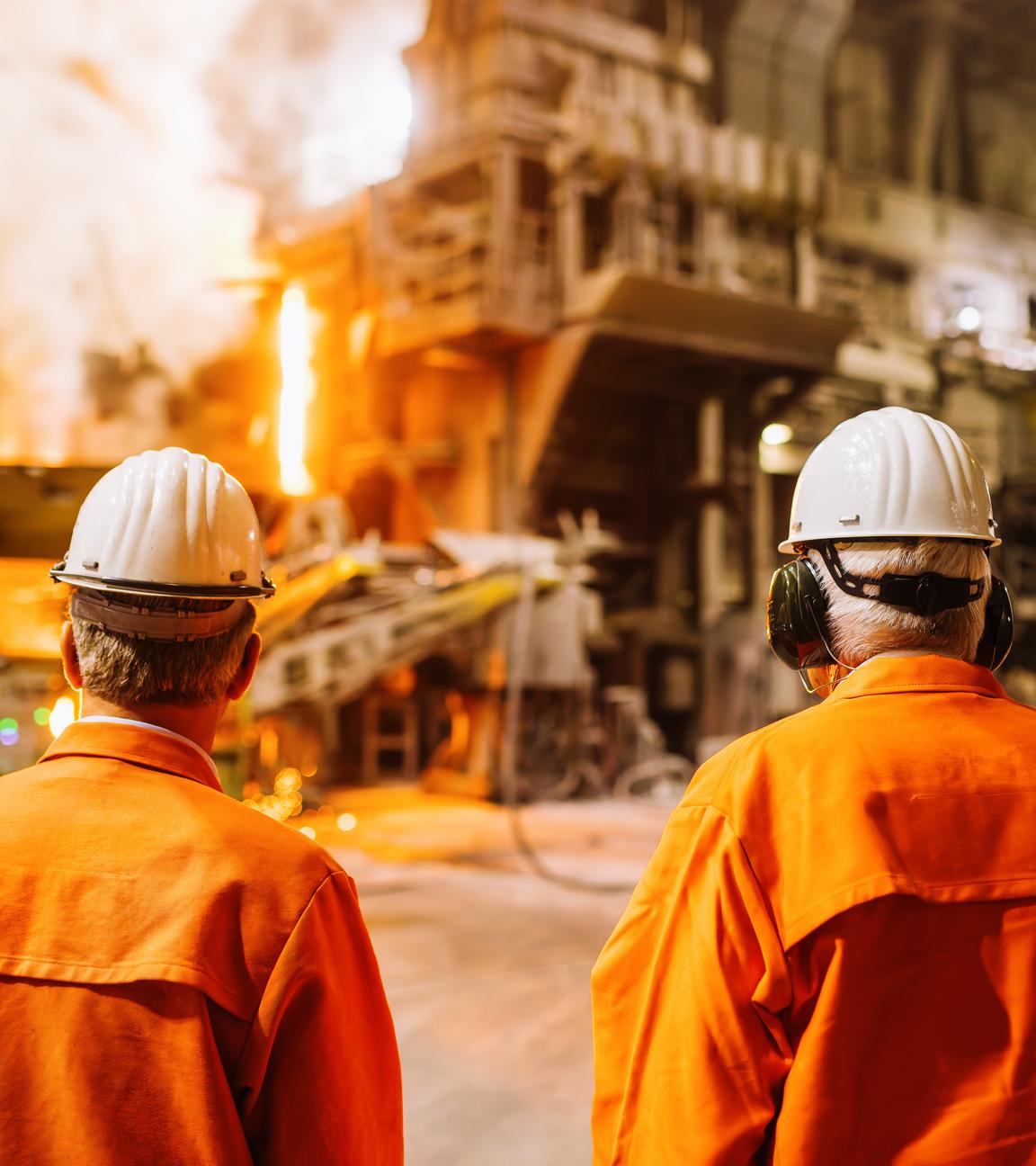 Andreas Volkert und Florian Glück, Geschäftsführer der BSW (Badische Stahlwerke GmbH) führen Ministerpräsident Winfried Kretschmann (Bündnis 90/Die Grünen) durch das Stahlwerk in Kehl.