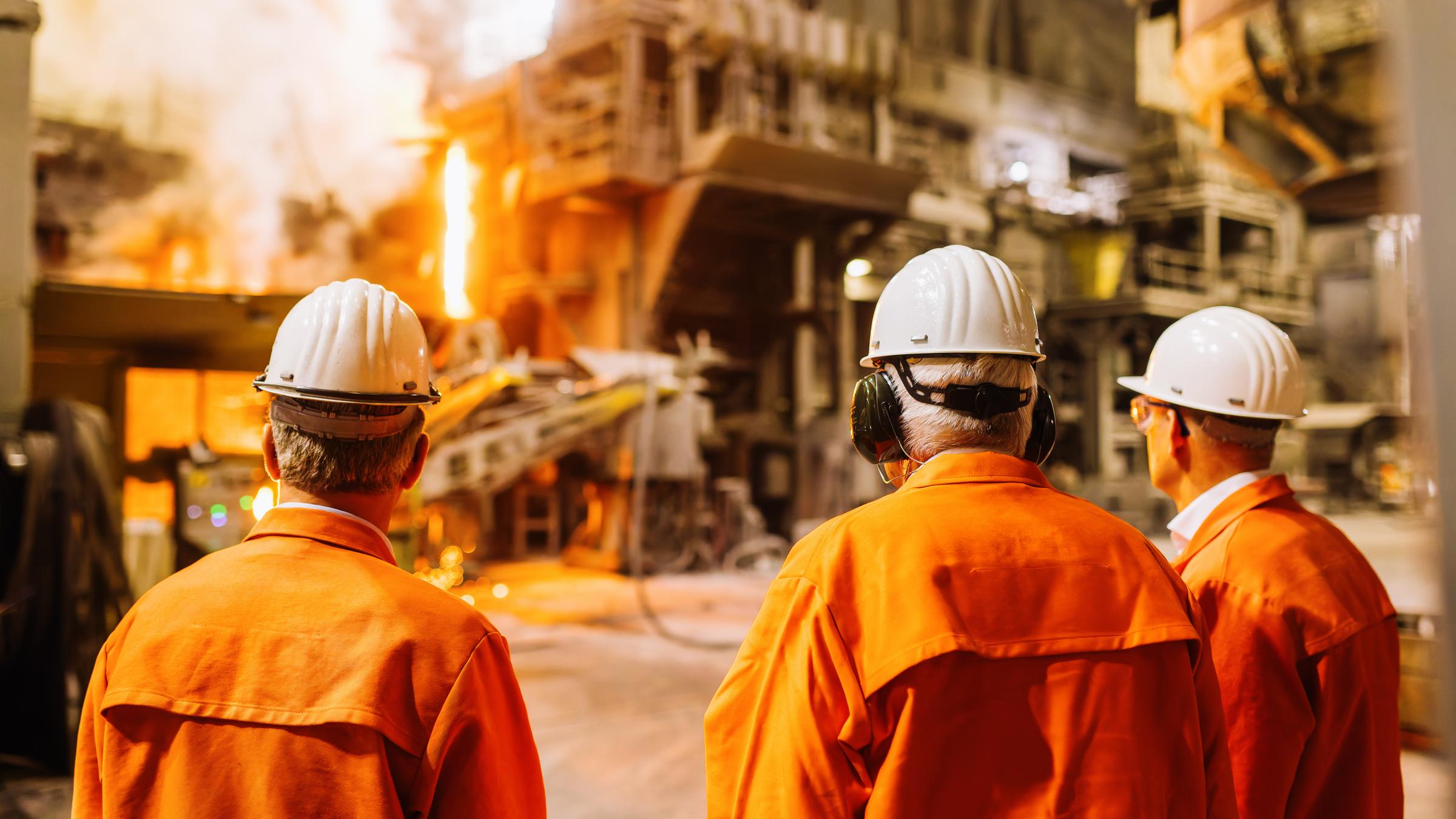 Andreas Volkert und Florian Glück, Geschäftsführer der BSW (Badische Stahlwerke GmbH) führen Ministerpräsident Winfried Kretschmann (Bündnis 90/Die Grünen) durch das Stahlwerk in Kehl.