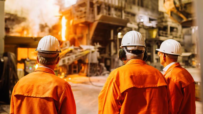 Andreas Volkert und Florian Glück, Geschäftsführer der BSW (Badische Stahlwerke GmbH) führen Ministerpräsident Winfried Kretschmann (Bündnis 90/Die Grünen) durch das Stahlwerk in Kehl.