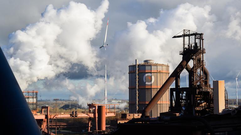 Niedersachsen, Salzgitter: Ein Windrad steht auf dem Gelände der Salzgitter AG.