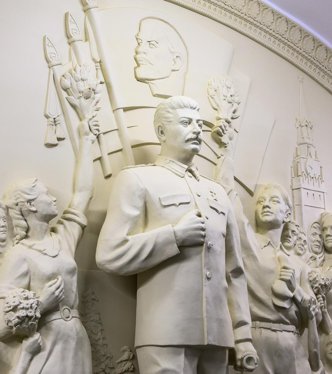 Stalin Relief im Taganskaja U-Bahnhof der Metro Moskau.